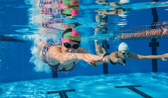 Bơi lội mùa nóng giúp giảm đau ở người bệnh thoát vị đĩa đệm...