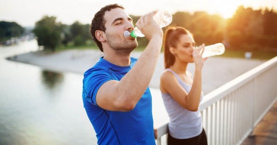7 mẹo giúp bạn uống nhiều nước hơn trong mùa hè