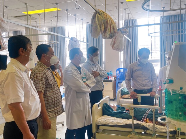 Ông Trần Quang Hiền - Giám đốc Sở Y tế tỉnh An Giang (bên phải ảnh) đến thăm hỏi các bệnh nhân ngộ độc do ăn chè đậu trắng. Ảnh: Tiền Phong.